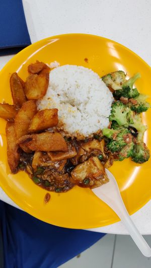 Max vegetable very fresh..chef cooking two time, earlier morning for breakfast, second at probably 10-11am ，the food very fresh never hear food poisoning case before. 3 vegetable at Ming Yi Vegetarian 明意素 in Central Singapore