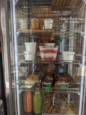 Crumble, brownie, carré coconut & salades composées at Crème De La Crème in Montpellier