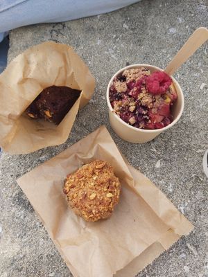 Amazing peanut butter cookie !! The crumble and the chocolate cake were also vegan at Crème De La Crème in Montpellier