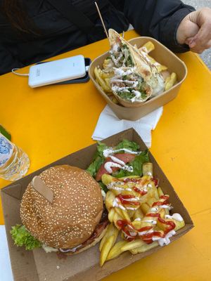 Mushroom vengan wrap y vengan gyros burguer. Buenísimo! Y la gente súper simpática   at Doc's Burger Bar in Athens
