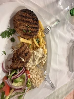 Vegane Burger patty. Guter Geschmack    at Castellan Restaurant in Rhodes