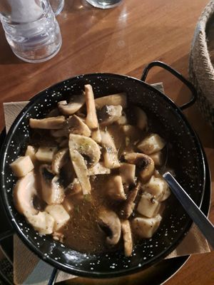 פטריות עם רוטב כמהין ויין טעים at Mouria 1923 in Kymi