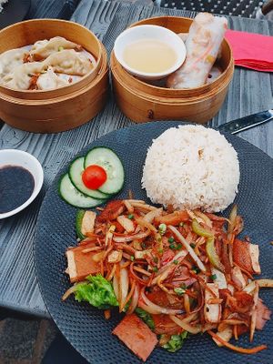 Bánh Bao Rau (top left), Goi Cuon Daû Hû Veggie (top right), "Porc" sauce piquante (bottom) at Saïgon Cà Phê in Reims