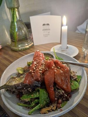Super lekkere salade vol groenten at De Binnenkomer Eetcafé in Alkmaar