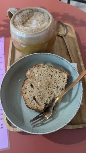 Banana bread and chai latte at À la Végétale in Nimes