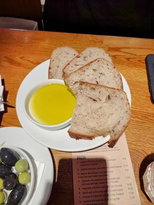 Sourdough with olive oil at Sugo Pasta in Glasgow