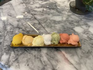 Tester for €6,90, from left to right: mango (nice), apricot (sour), pineapple (great), sticky rice/coconut (great), ginger/lime (too strong), strawberry (nice), grapefruit (bitter) at Piet Artisans of Flavour in The Hague
