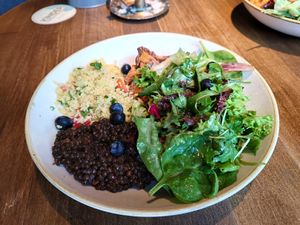 Pfifferlings-Bowl mit Belugalinsen at Herr Knillmann in Dusseldorf