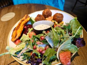 Falafel-Bowl at Herr Knillmann in Dusseldorf