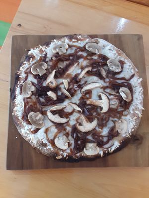 Pizza vegana de cebolla caramelizada y hongos. at The Real Veggie Burger in Osorno