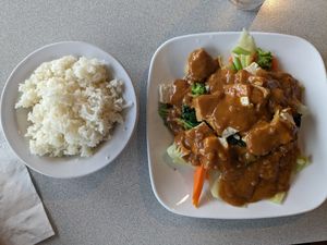 Steamed vegetables and tofu with peanut sauce, vegan at Thai Carrot in Aberdeen