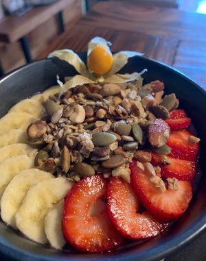 Acaii bowl with a variety of toppings to pick from (like vegan chocolate chips) at La Urraca Coffee - Maybe closed in Iquique