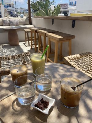 Fredo Cappuccino with Almondmilk, Smoothies and vegan Brownie   at goat in a boat in Naxos