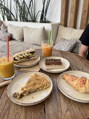 Apple crumble & cereal bar (3€)  at goat in a boat in Naxos