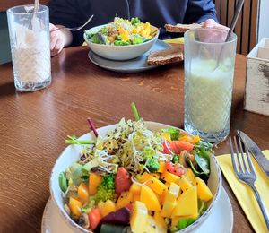 Vegan pistachio macha latte and vegan Lieblingsbowl at Lieblingsplatz am Tegernsee in Gmund Am Tegernsee