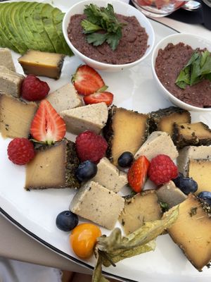 Vegane Käseplatte - der „Käse“ ist regional von Hand hergestellt   at Frau im Mond in Munich