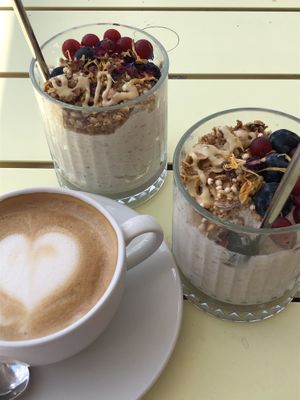 vegan Overnight Oats, Hafermilch Cappuccino   at Frau im Mond in Munich