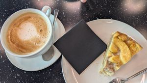 Kuchen war kein Highlight aber in Ordnung :) at Frau im Mond in Munich