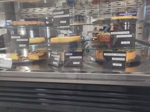 Cakes (1 vegan), plus vegan overnight oats #Veganuary at Frau im Mond in Munich