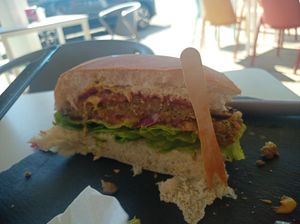 Burguer vegana completa con champiñones at La Creación in Soutomaior