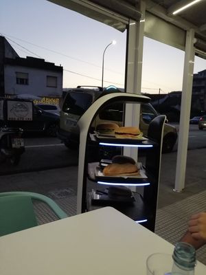 te sirve un robotito at La Creación in Soutomaior