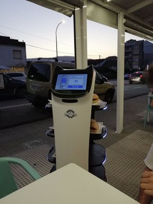 el gatito camareroh at La Creación in Soutomaior