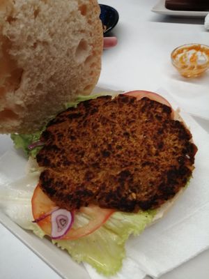 hamburguesa vegana at La Creación in Soutomaior