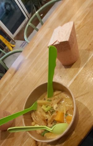 Obwohl wir dort gegessen haben, gab es nur To-Go-Besteck und Pappbehälter. at Camile - The Point in Dublin