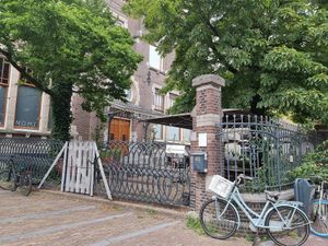 Front + terrace (behind the gate) at Konijnenvoer in Arnhem