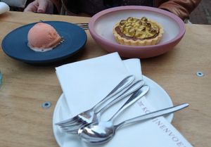 'Golden brown', een zandgebakje met dulche de leche, hazelnoten en ganache, geserveerd met bloedsinnaasappelsorbet at Konijnenvoer in Arnhem