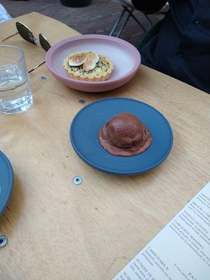 Lemoncurdgebakje met gefermenteerde citroen, merengue en purechocoladeijs at Konijnenvoer in Arnhem