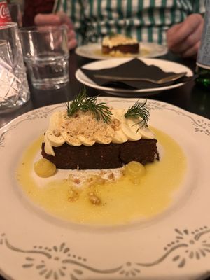 Cake met vries sinaasappel saus  en nootjes   at Konijnenvoer in Arnhem