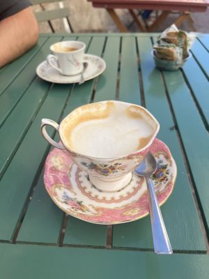 Cappuccino mit hafermilch   at Localino in Oristano