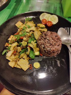 Rice topped with stir fried tofu, mushroom and basil at Kwanjai Thai food in Pai