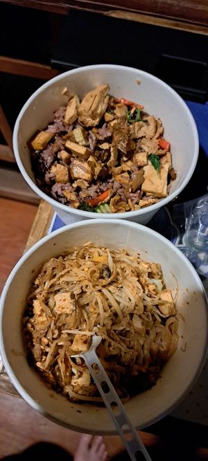 Pad Thai and stir fry with vegetaties and basil leaf at Kwanjai Thai food in Pai