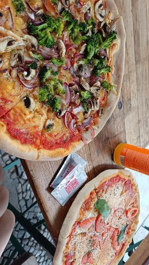 Vegane Vegetaria (ohne Oliven) links at Oregano Pizza Imbiss in Berlin