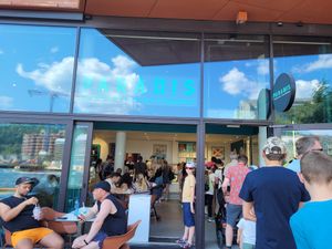 Long queues! at Paradis Gelateria in Oslo