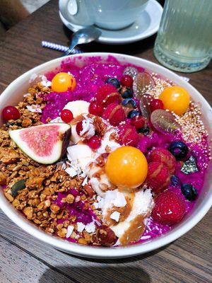 Dragonfruit bowl at Mela Kaffee & Cafe in Stuttgart