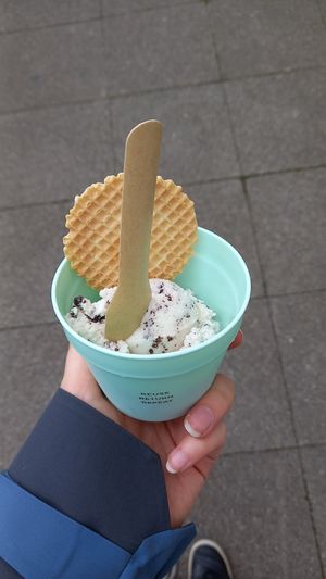 1 baunti scoop (2€) in a reusable cup (1€ pfand) at KeQ Eismanufaktur in Hannover