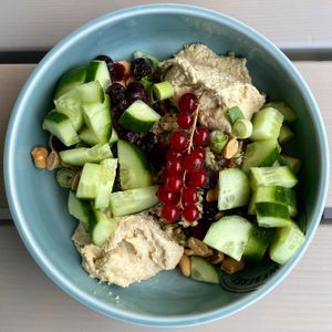 Bulgur | Hummus | Lauchzwiebel | Cranberrys |Nüsse | Kresse | Gurke  at Neue Weberei in Wernau