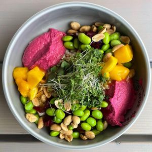 Reis | rote Beete Hummus | rote Beete | Nüsse |Kresse | Koriander | Edamame | Mango | Ponzu  at Neue Weberei in Wernau