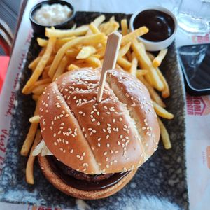 Burger with extra mayo at Home Burger in Kos