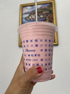 Malteada Grande de Fresa con Leche Vegetal por Delivery 😛 Súper Recommend  at Churreria El Moro - Oceania in Mexico City