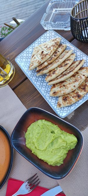 Pita with guacamole (they served this especially for us vegans 🫶) at SeaSide Restaurant in Zakynthos