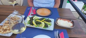 Wine leafs (4,50€) and pita with hummus (2€) at SeaSide Restaurant in Zakynthos