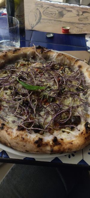 Vegan pizza with potato cream, vegan cheese, veggies and crispy fried potatoes on top at Pizzaria Criscemunno in Salerno