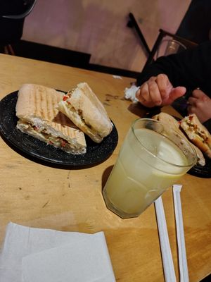 Panini vegano y limonada menta jengibre at PaniniCafe in Valparaiso