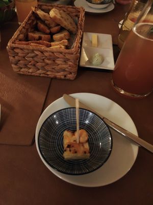 Blumenkohl Quiche, frisches Brot und vegane Creme sowie vegane Butter at Restaurant Felsenbirne in Pirna