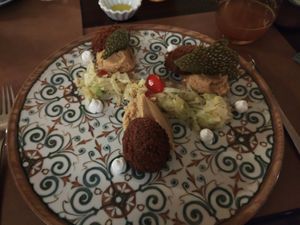 Falafel auf Hummus mit Spitzkohl at Restaurant Felsenbirne in Pirna