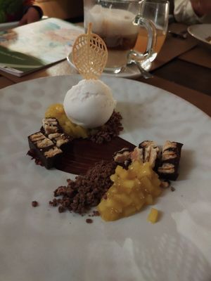 Kokoseis mit Mangopüree und kaltem Hund at Restaurant Felsenbirne in Pirna